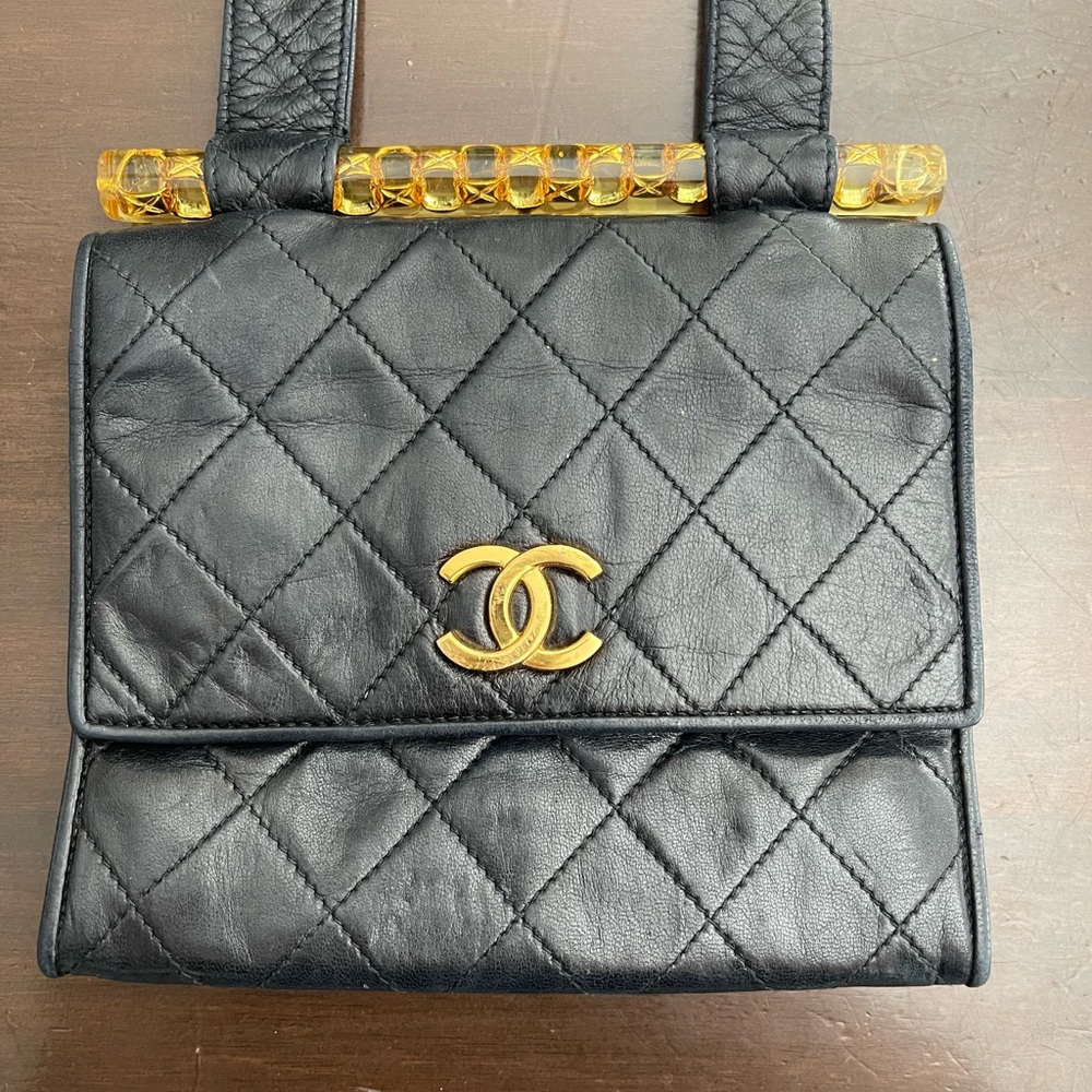 VINTAGE AUTHENTIC CHANEL LAMBSKIN SHOULDER BAG